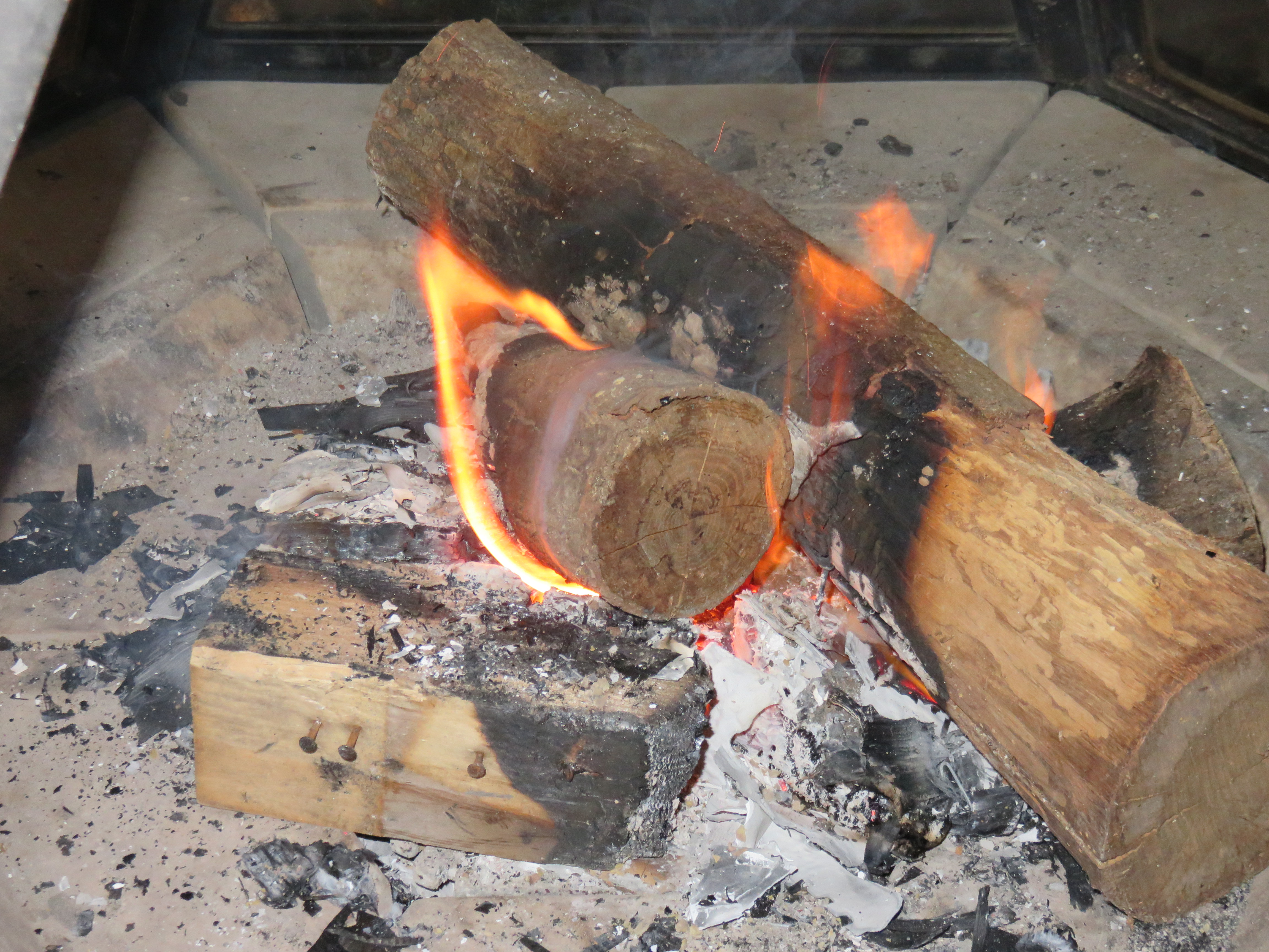 La combustion de bois de chauffage et charbon de bois dans les